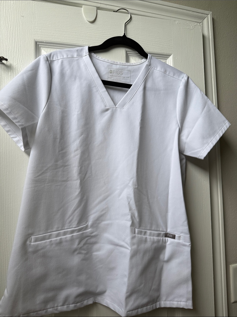 Figs Womens Optic White V-Neck Scrub Top with Front Pockets MEDIUM M